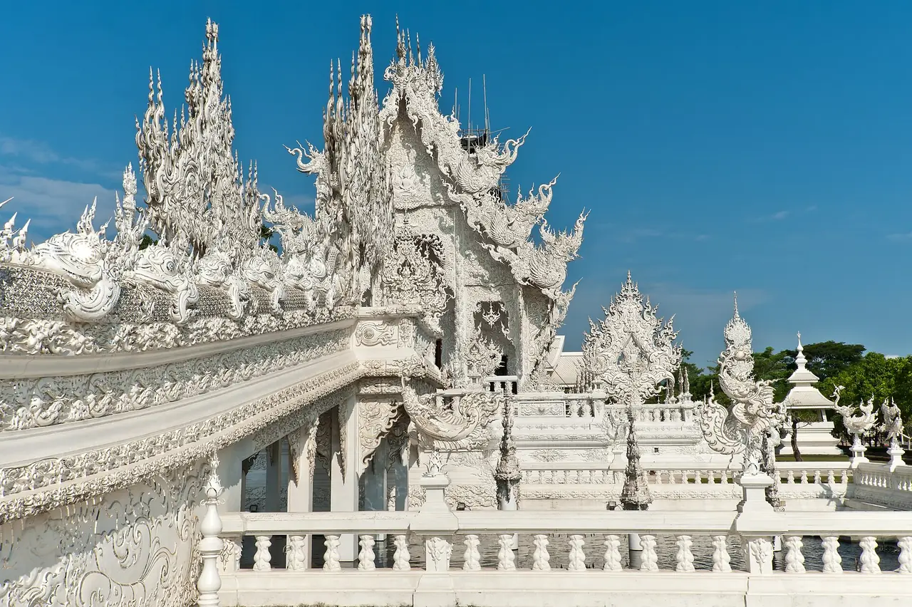 รายละเอียดสถาปัตยกรรมสีขาวของวัดร่องขุ่น