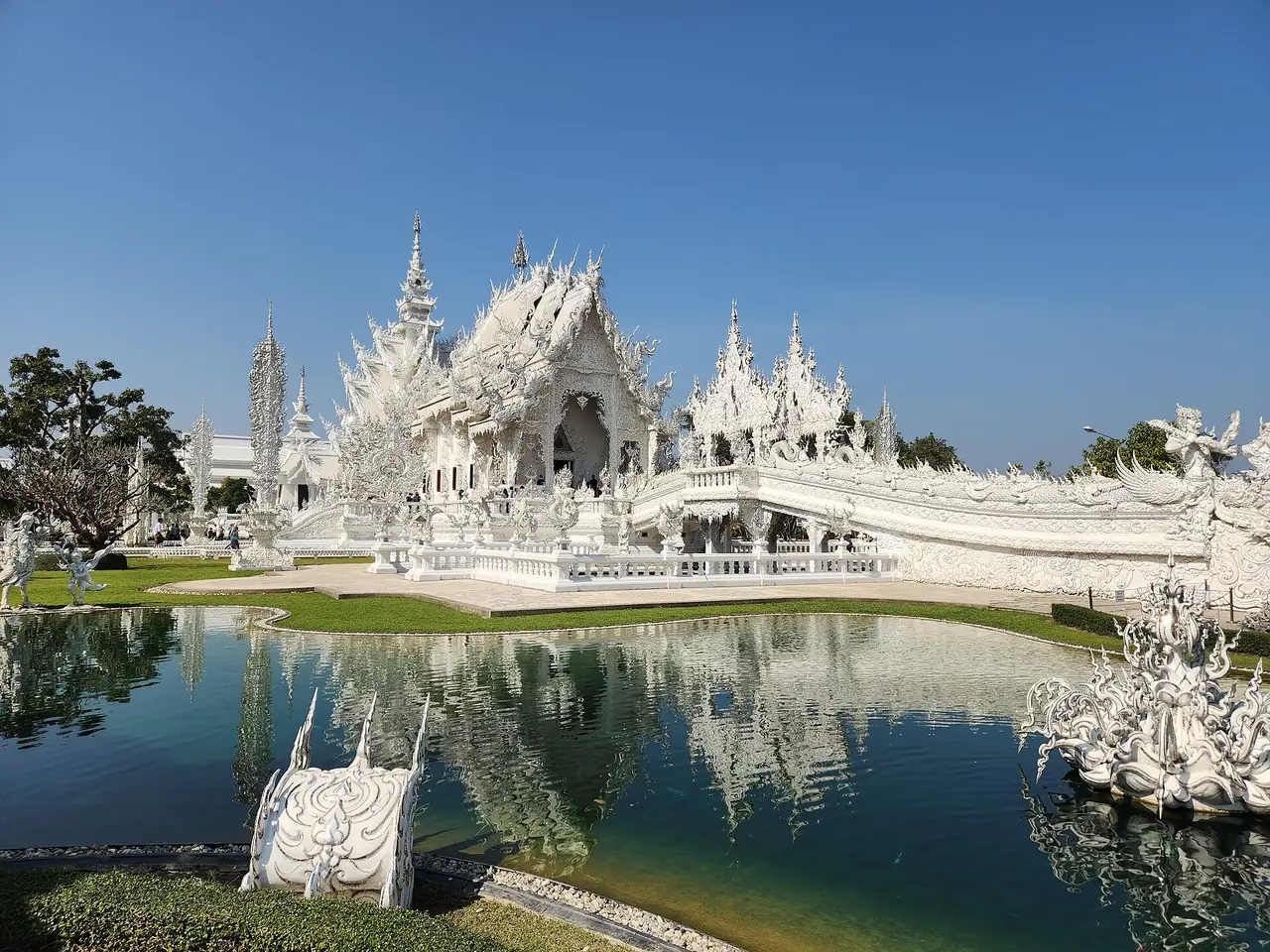ทางเดินและสะพานของวัดร่องขุ่น