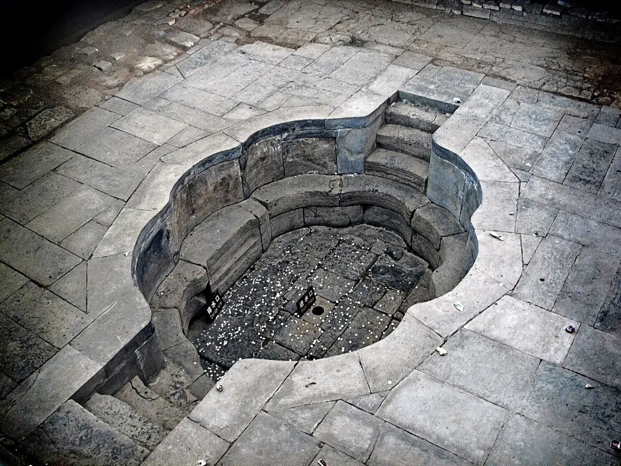ซากอ่างน้ำพุร้อนยุคถังที่หัวชิงกง ภาพ CC BY 2.0