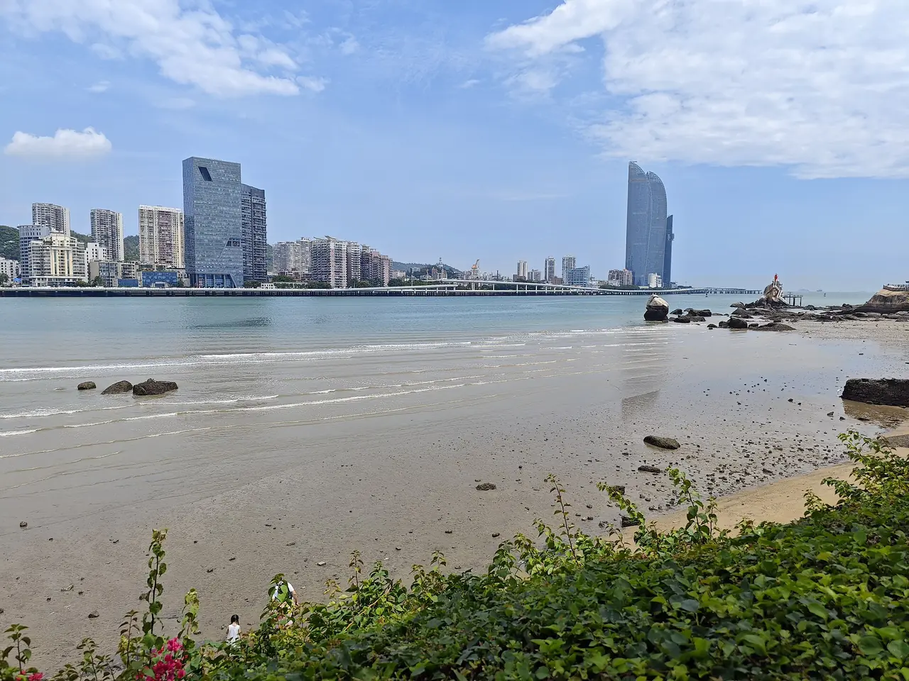 หาดทรายบนเกาะกู่หลังอวี่ตอนน้ำขึ้น ภาพจากคอมมอนส์ ปี 2566