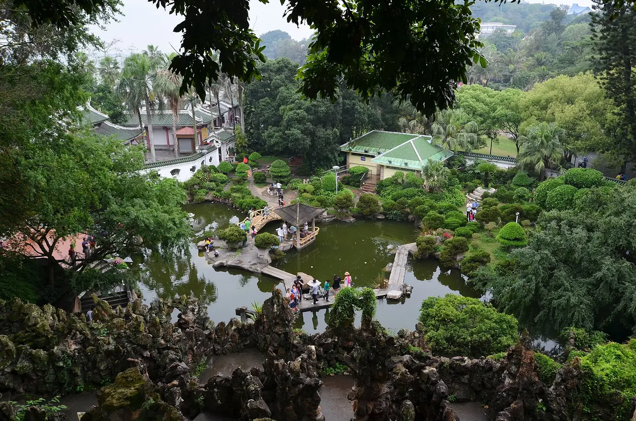 สวนแบบดั้งเดิมบนเกาะกู่หลังอวี่ มองจากที่สูง ภาพจากคอมมอนส์