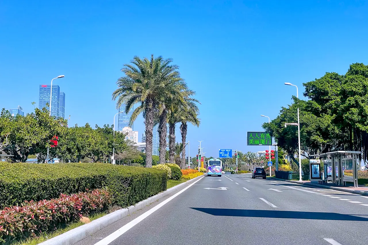 ถนนวงแหวนรอบเกาะเซี่ยเหมิน (Huandao Road) ถนนกว้างมีต้นปาล์มสองข้าง ภาพจากคอมมอนส์ ปี 2566