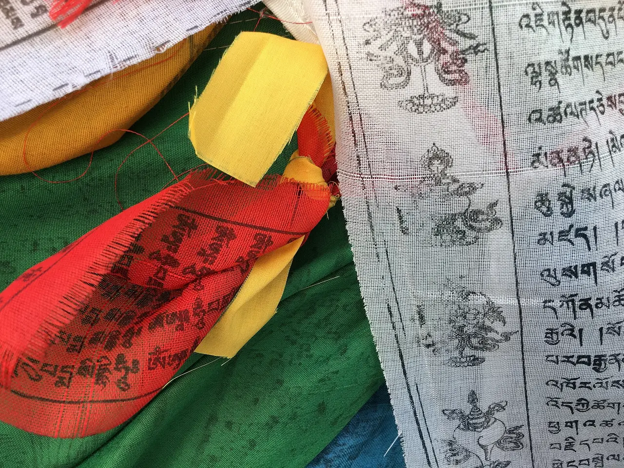 พระคัมภีร์ที่ถนนป๋ากอร์ใกล้วัดโจคัง ลาซา ภาพถ่ายโดย cattan2011