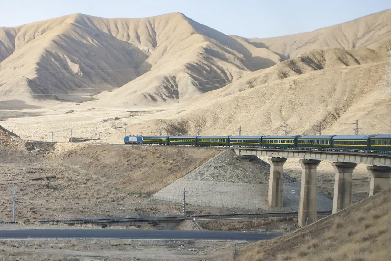 ขบวน K917 บนทางรถไฟชิงไห่-ทิเบต ในชิงไห่ ภาพถ่ายโดย Windmemories