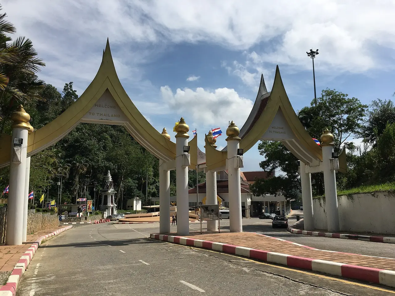 ซุ้มประตูที่ทางเข้าด่านชายแดนเบตง ฝั่งไทย ภาพจากวิกิมีเดียคอมมอนส์