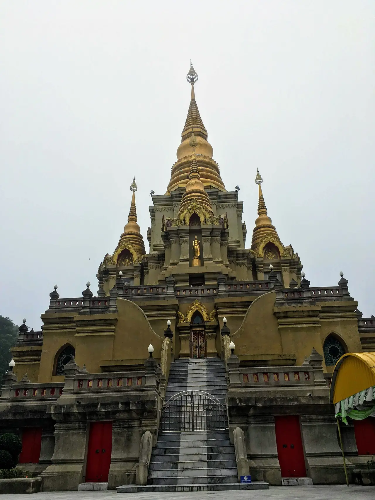 วัดพุทธาธิวาส เบตง ภาพของ Benjy8769 จาก Wikimedia Commons ใบอนุญาต CC BY-SA 4.0 คำบรรยายบน Commons ว่า Wat Phutthathiwat, Betong, Thailand