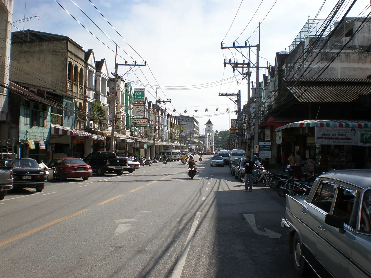 ถนนในเมืองเบตง ภาพของ Fannykong จาก Wikimedia Commons สาธารณสมบัติ Commons ระบุเพียงว่า Betong town street ไม่ระบุปีหรือจุดที่ถ่าย ใช้เป็นภาพประกอบบรรยากาศเมือง ไม่ใช่ภาพของสถานที่ที่เจาะจง