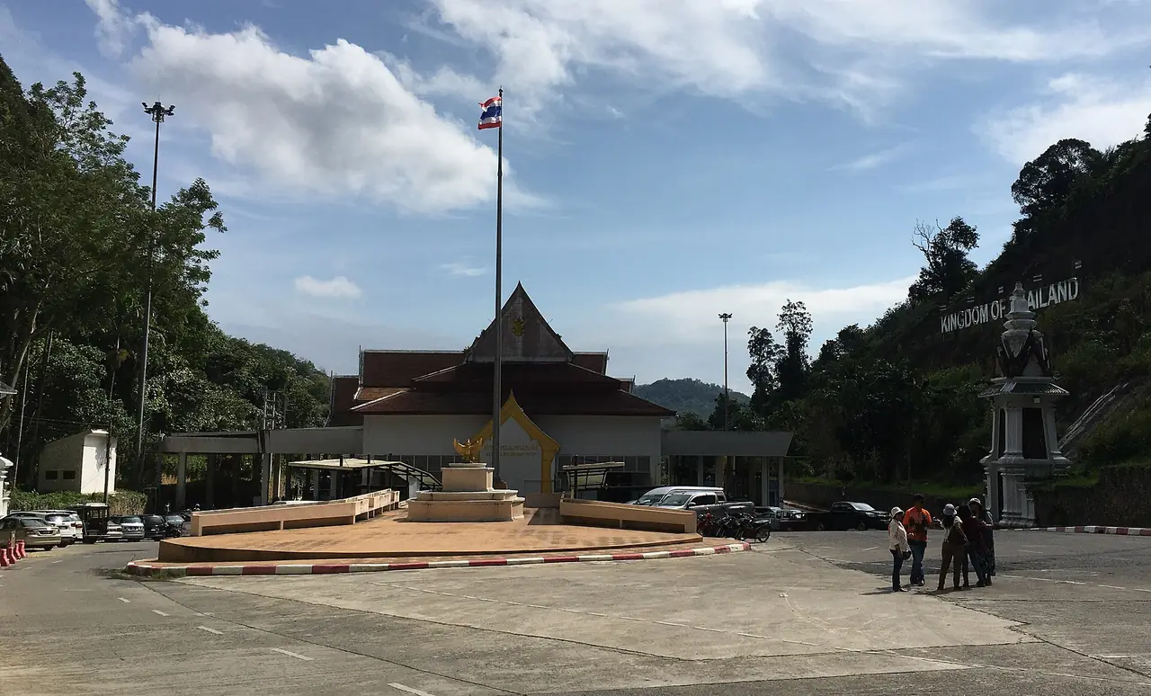 ด่านเบตง ฝั่งไทย มองจากฝั่งที่เข้ามาจากมาเลเซีย ภาพของ Slleong จาก Wikimedia Commons ใบอนุญาต CC0 คำบรรยายบน Commons ว่า Betong checkpoint on the Betong-Bukit Berapit border crossing on the approach from Malaysia