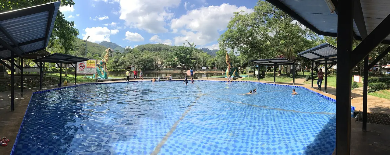 สระว่ายน้ำที่บ่อน้ำร้อนเบตง ภาพของ Slleong จาก Wikimedia Commons ใบอนุญาต CC0 คำบรรยายบน Commons ว่า Swimming pool at Bonamron Hot Spring in Betong