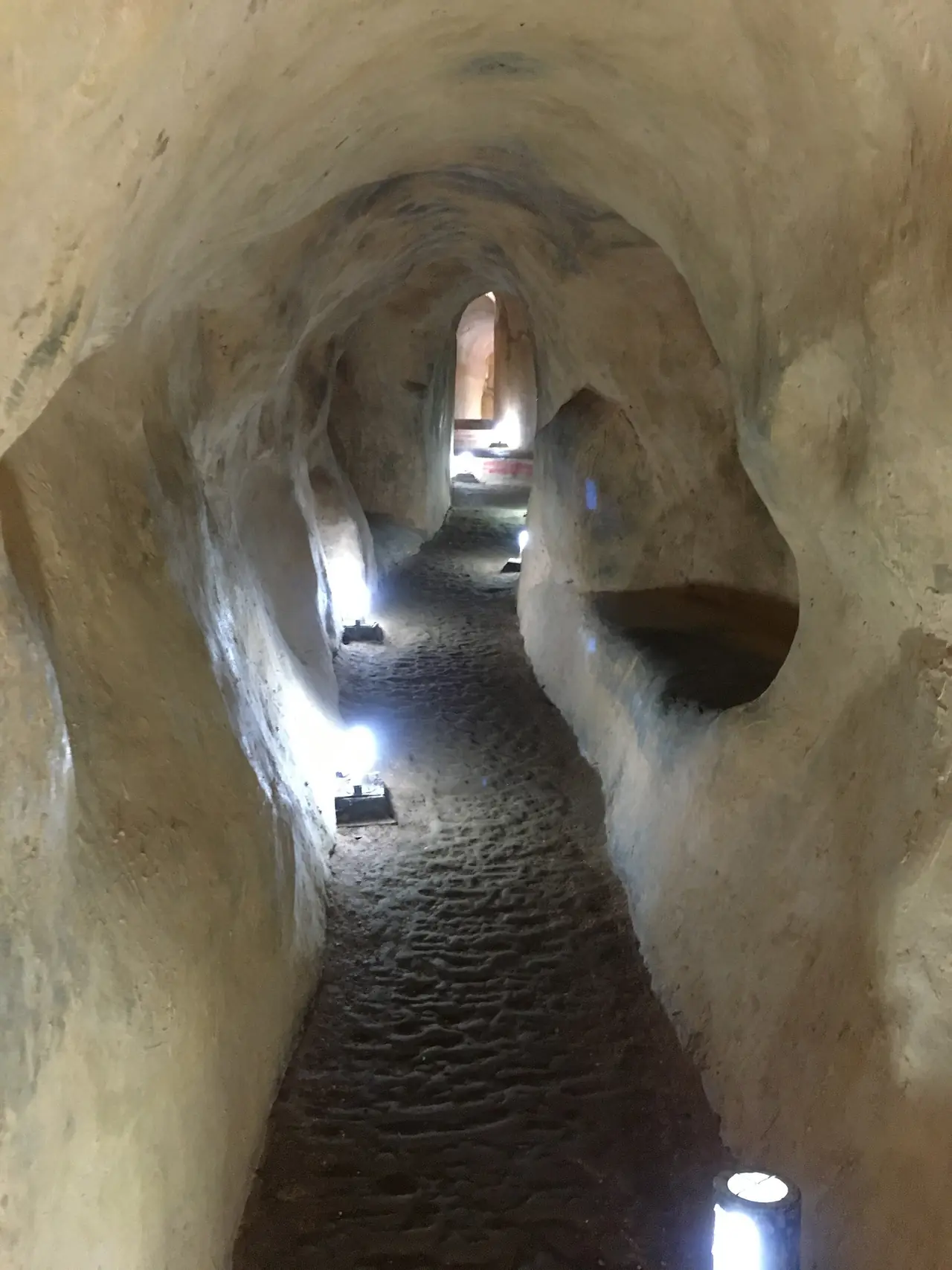 ภายในอุโมงค์ปิยะมิตร ภาพของ Slleong จาก Wikimedia Commons ใบอนุญาต CC0 คำบรรยายบน Commons ว่า Inside the Piyamit Tunnels