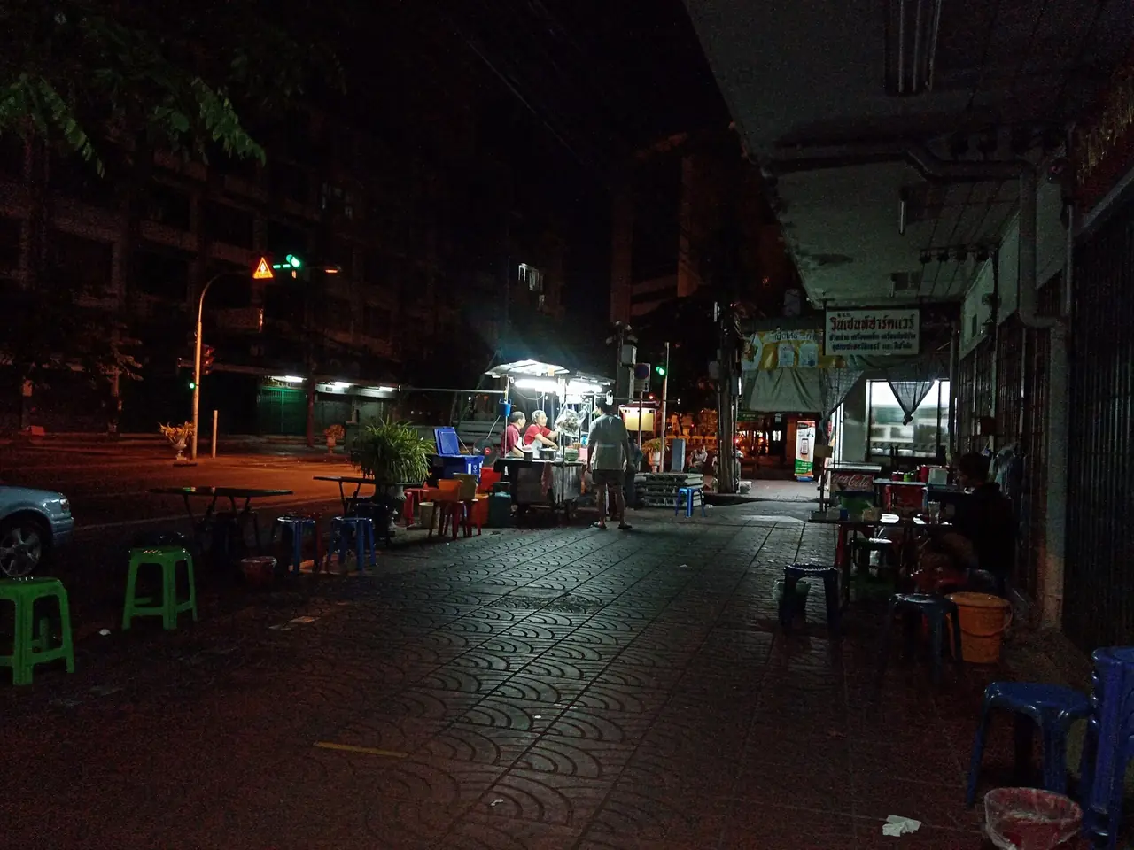 A midnight noodle cart near Khao Lam Road in Talat Noi, close to Yaowarat; the Commons description says it sells from 9 p.m. to about 4:30 a.m.
