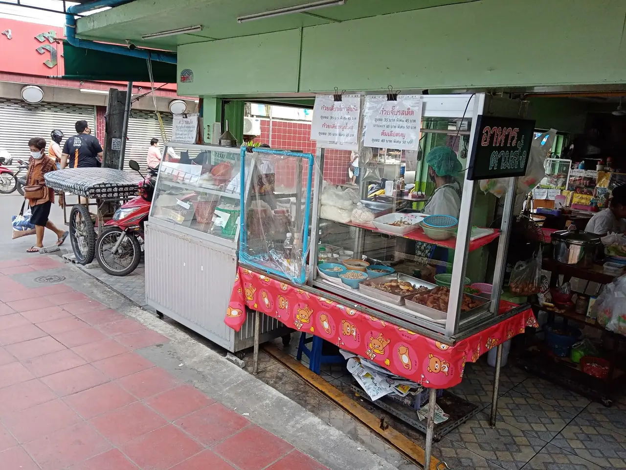 A street-side guay jub noodle shop in Bang Wa, Bangkok (not in Yaowarat, shown to illustrate a typical counter)