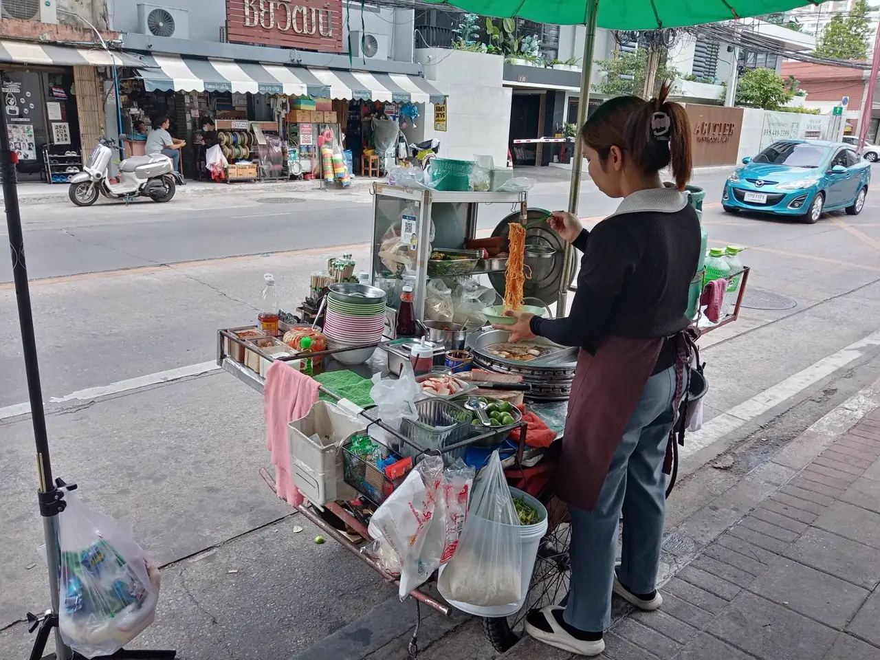 A street-side wonton noodle stall on Soi Ari Samphan, Bangkok (not in Yaowarat, shown to illustrate a typical street stall)