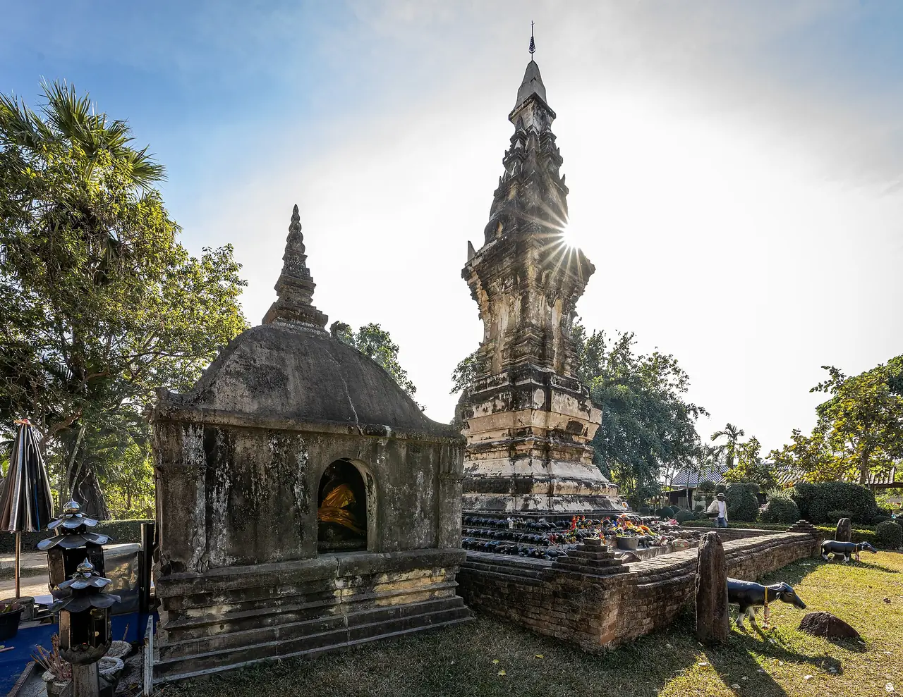 Phra That Kong Khao Noi and the monument beside it, Mueang Yasothon