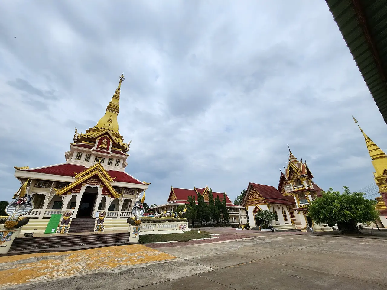 The Phra Suk Chedi and the courtyard of Wat Si Thammaram, Yasothon