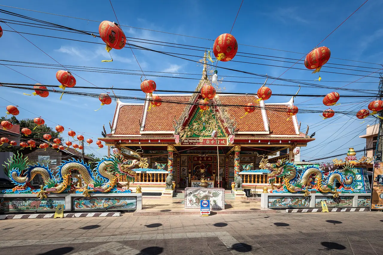ศาลหลักเมืองยโสธรที่ประดับโคมแดงและประติมากรรมมังกรหน้าศาล ภาพของ Supanut Arunoprayote จาก Wikimedia Commons ใบอนุญาต CC BY 4.0 ถ่ายเมื่อ 21 ธ.ค. 2563