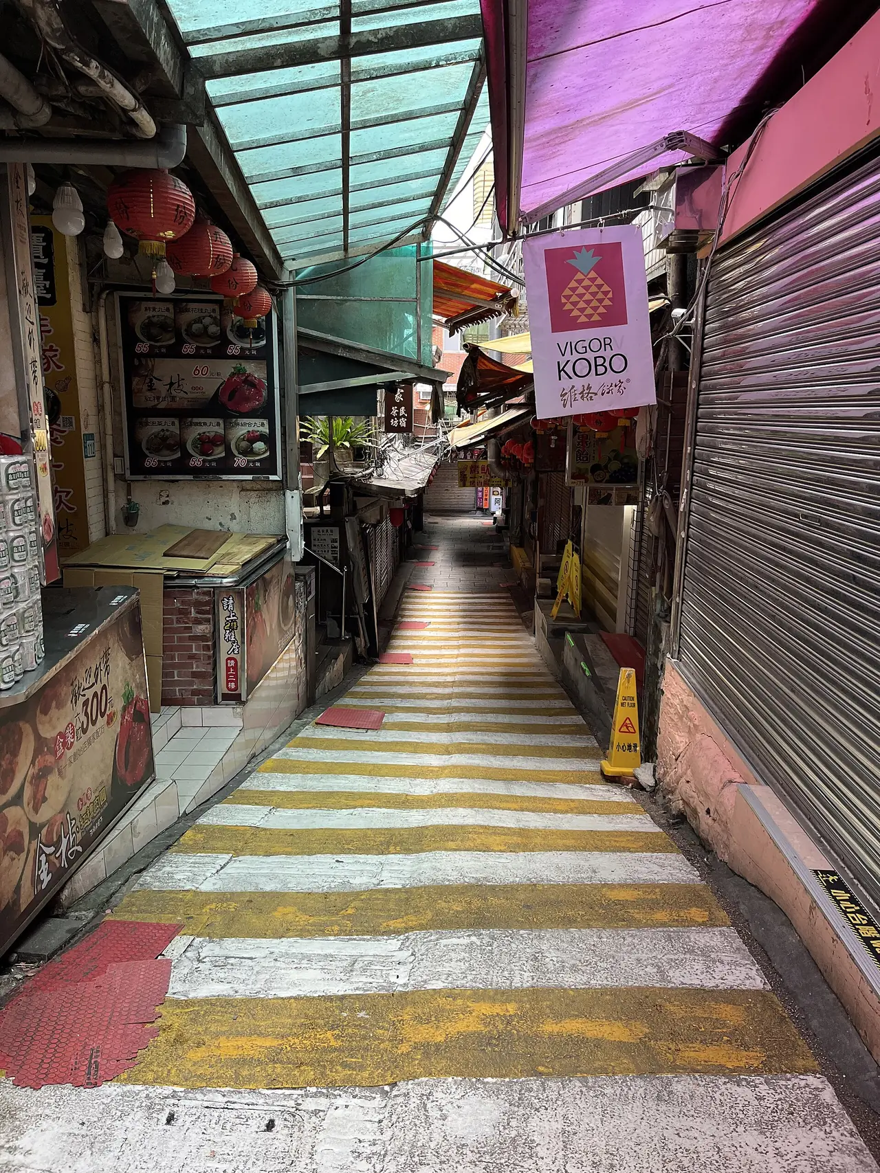 ซอยตรอกเก่าที่จิ่วเฟิ่น มีร้านขายของสองข้างทาง