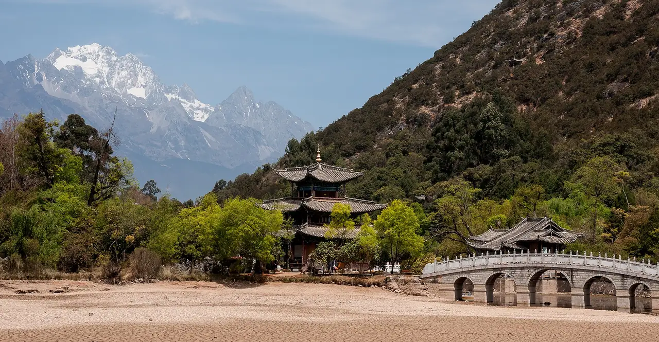 สระมังกรดำในเมืองลี่เจียงที่เห็นภูเขาหิมะเป็นฉากหลัง ภาพถ่ายโดย CEphoto, Uwe Aranas