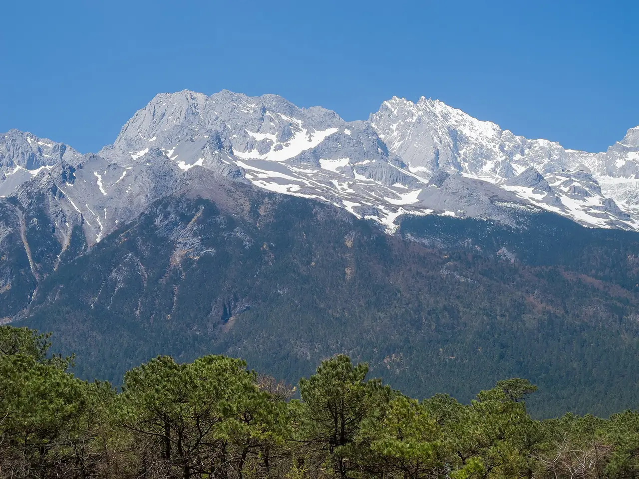 ภูเขาหิมะมังกรหยก (Jade Dragon Snow Mountain) มองจากฝั่งลี่เจียง ภาพถ่ายโดย CEphoto, Uwe Aranas