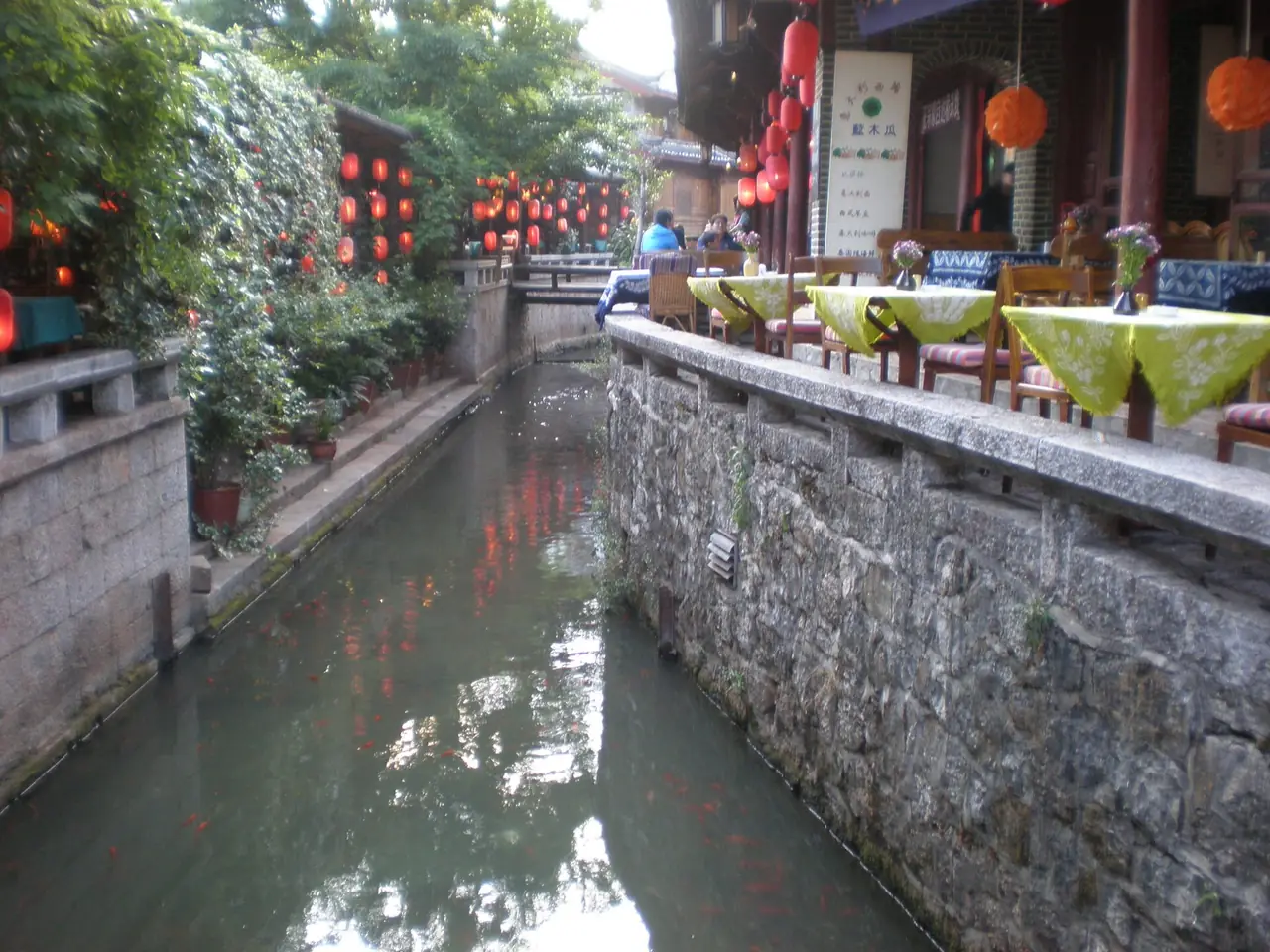 คลองหินในเมืองเก่าลี่เจียงที่มีร้านอาหารริมน้ำ ภาพถ่ายโดย BrokenSphere