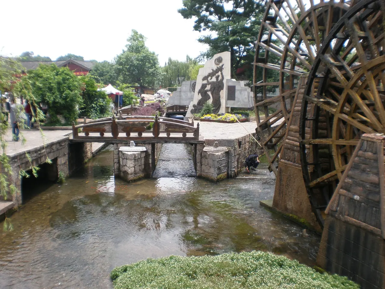 ล้อน้ำและช่องทางน้ำที่ทางเข้าเมืองเก่าลี่เจียง ภาพถ่ายโดย BrokenSphere