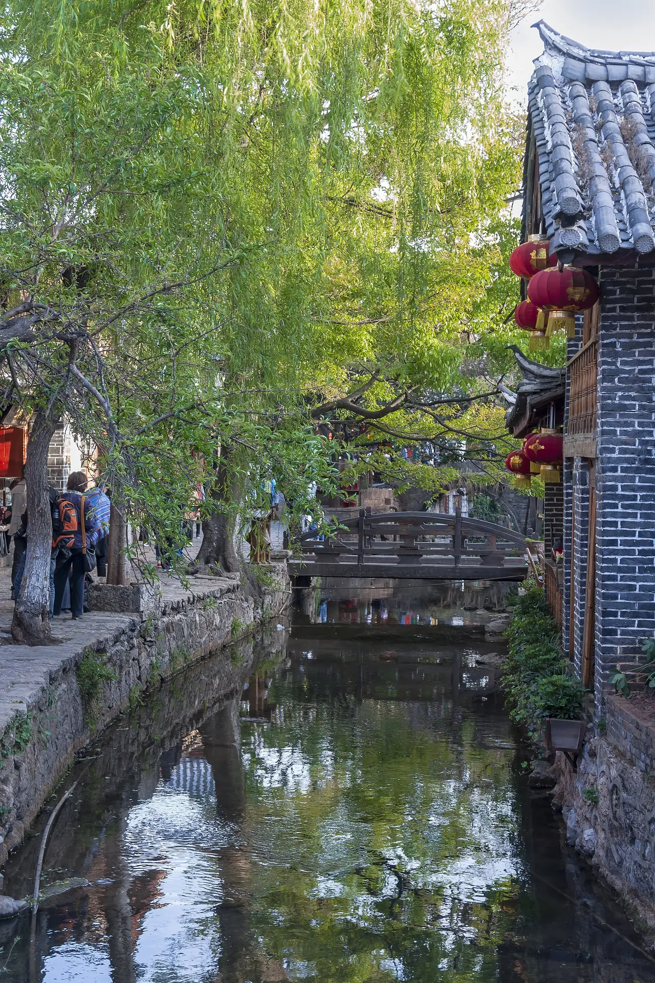 คลองและบ้านไม้ในเมืองเก่าลี่เจียงยามเย็น ภาพถ่ายโดย CEphoto, Uwe Aranas