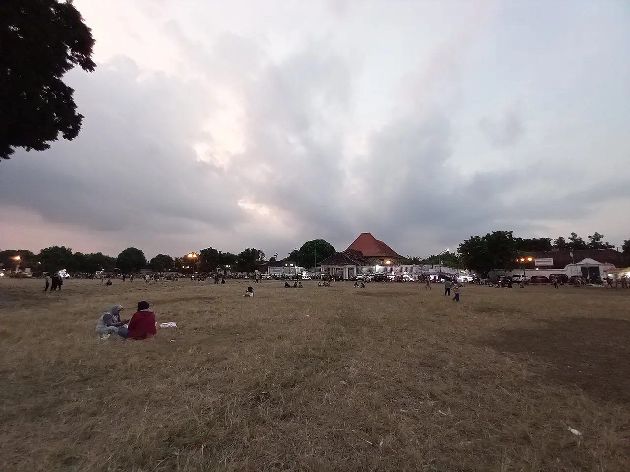 บรรยากาศตอนเย็นที่อาลุนอาลุนคิดูล ภาพถ่ายปี 2564