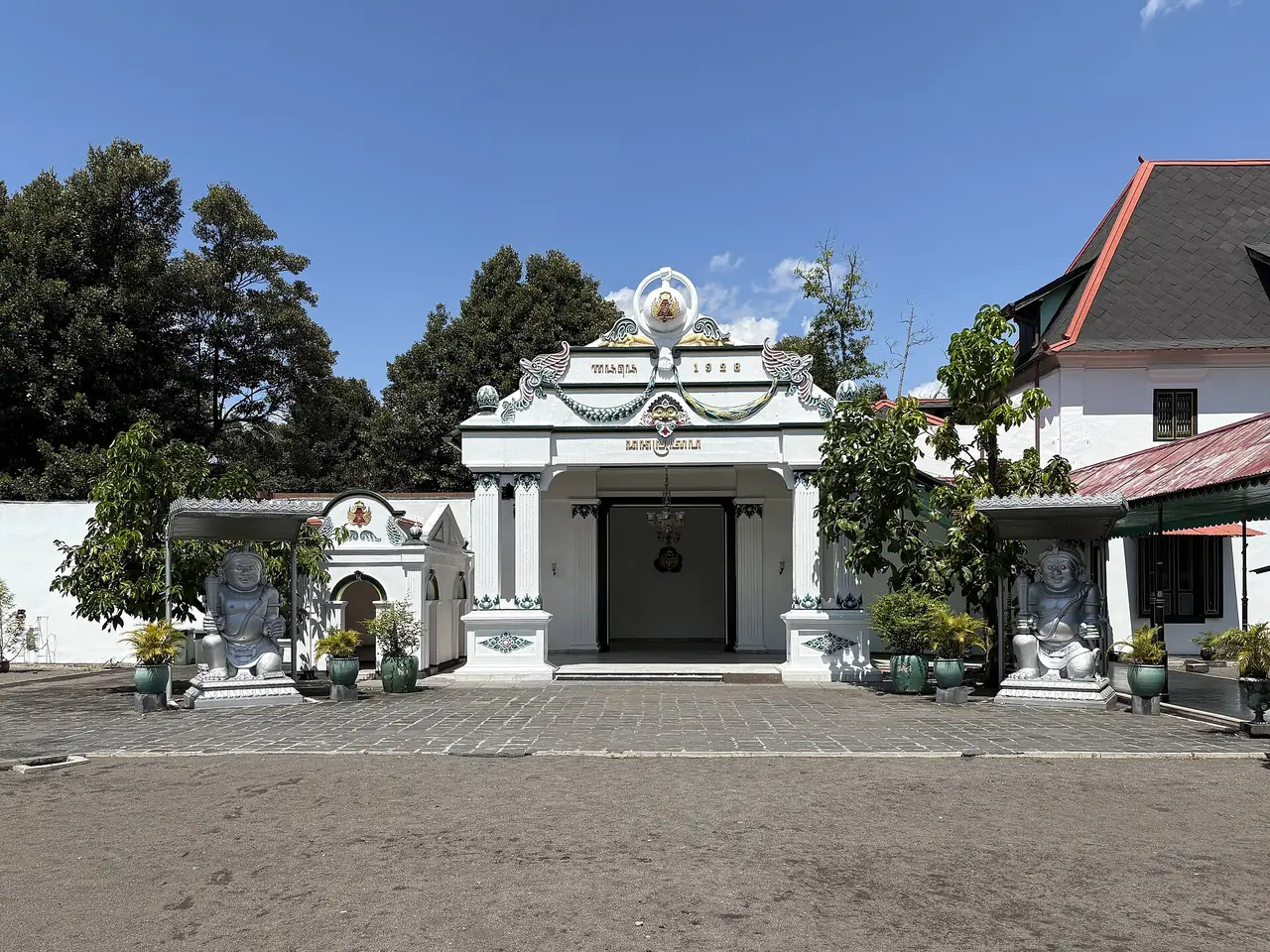 ประตู Donopratono ที่กราตอนยอกยาการ์ตา ภาพถ่ายปี 2568