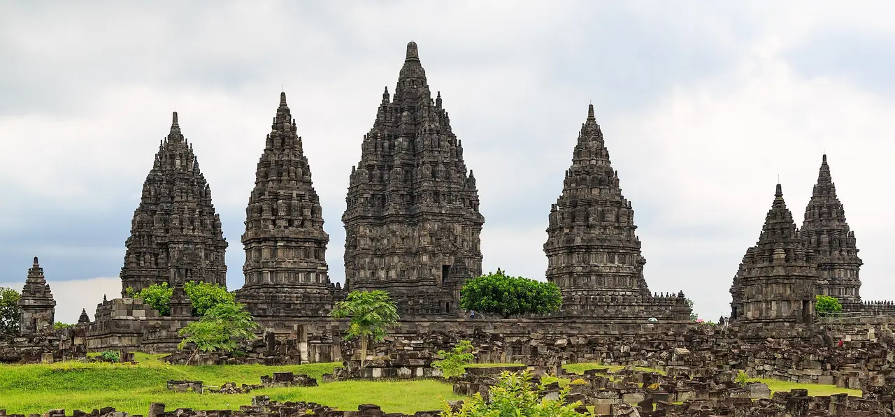 ภาพประกอบ อินโดนีเซีย: ปรัมบานัน ราตูโบโก ค่าเข้าต่างชาติ 400,000 รูเปียห์ วิธีไป