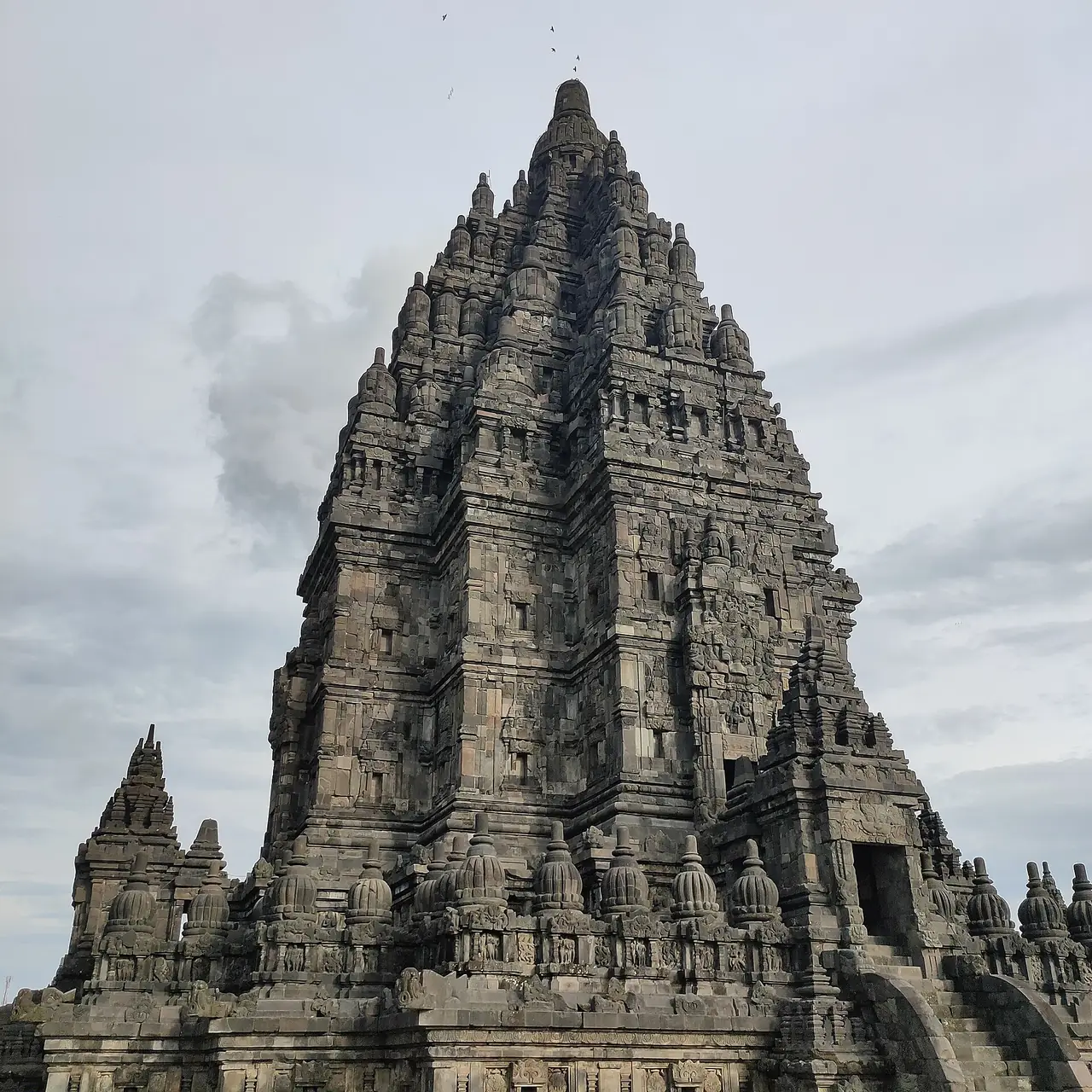 วัดศิวะ หลังใหญ่ที่สุดในลานกลางของปรัมบานัน