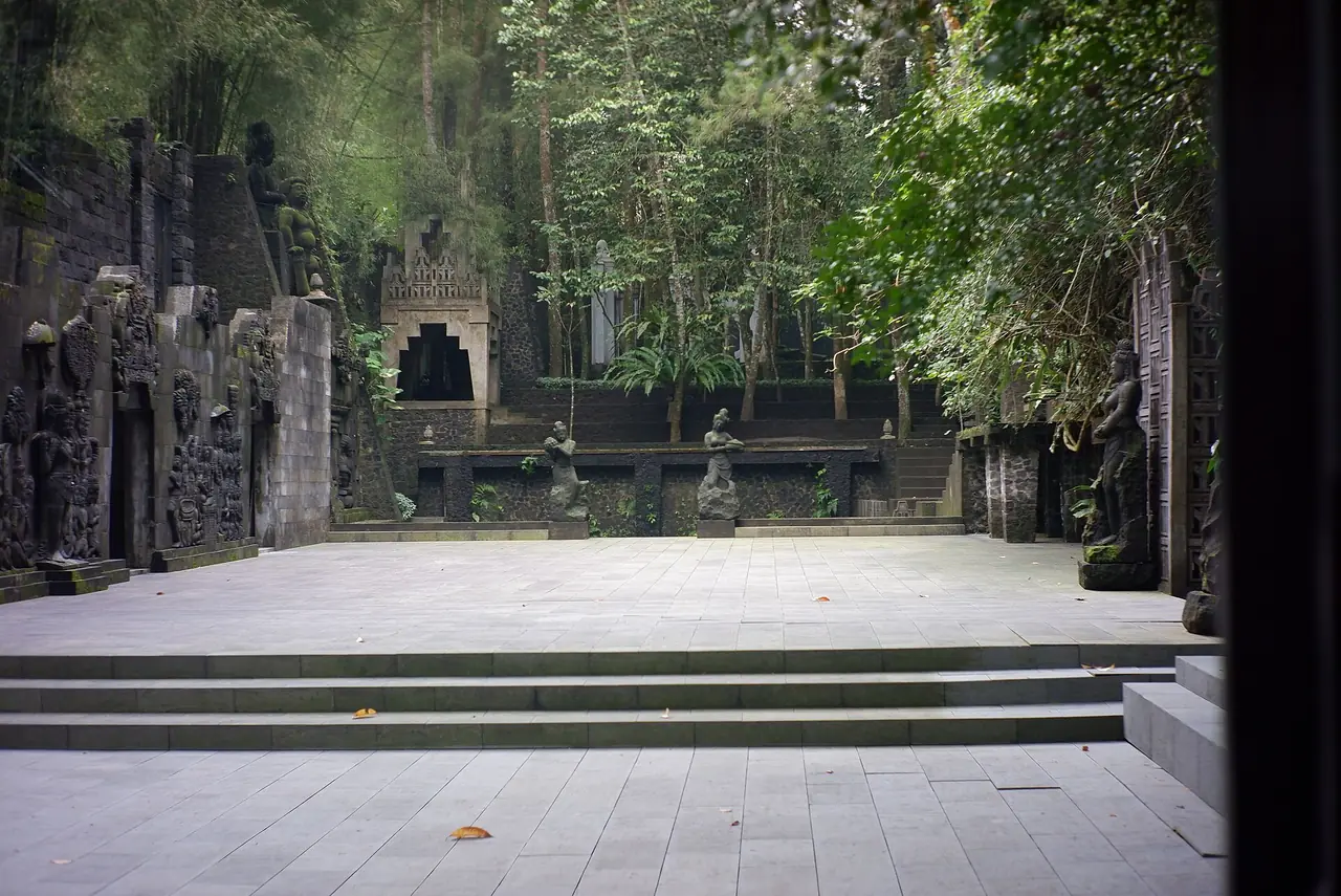 สวนและทางเดินที่ Ullen Sentalu พิพิธภัณฑ์ศิลปะและวัฒนธรรมชวา