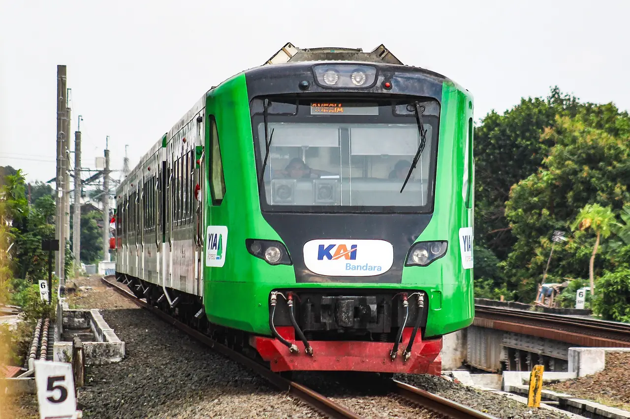 รถไฟสนามบิน KAI Bandara ที่ออกจากสถานียอกยาการ์ตาไปสนามบิน YIA